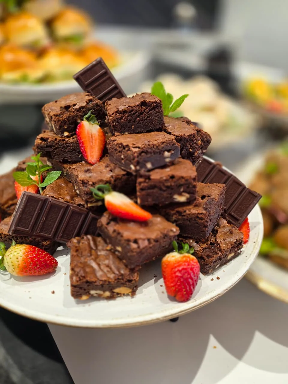 Brownies de chocolate servidos com morangos frescos