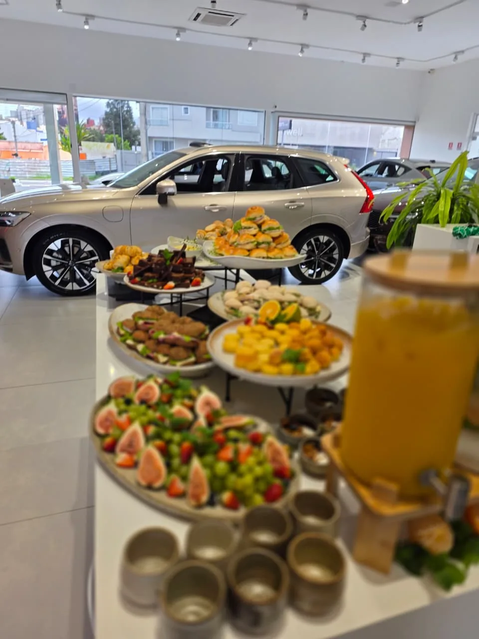 Buffet completo servido em evento corporativo, com variedade de tábuas e salgados