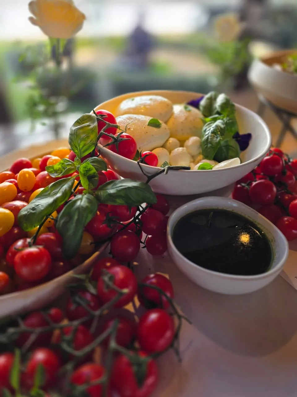 Espetinhos caprese com tomates cereja, mussarela de búfala e manjericão