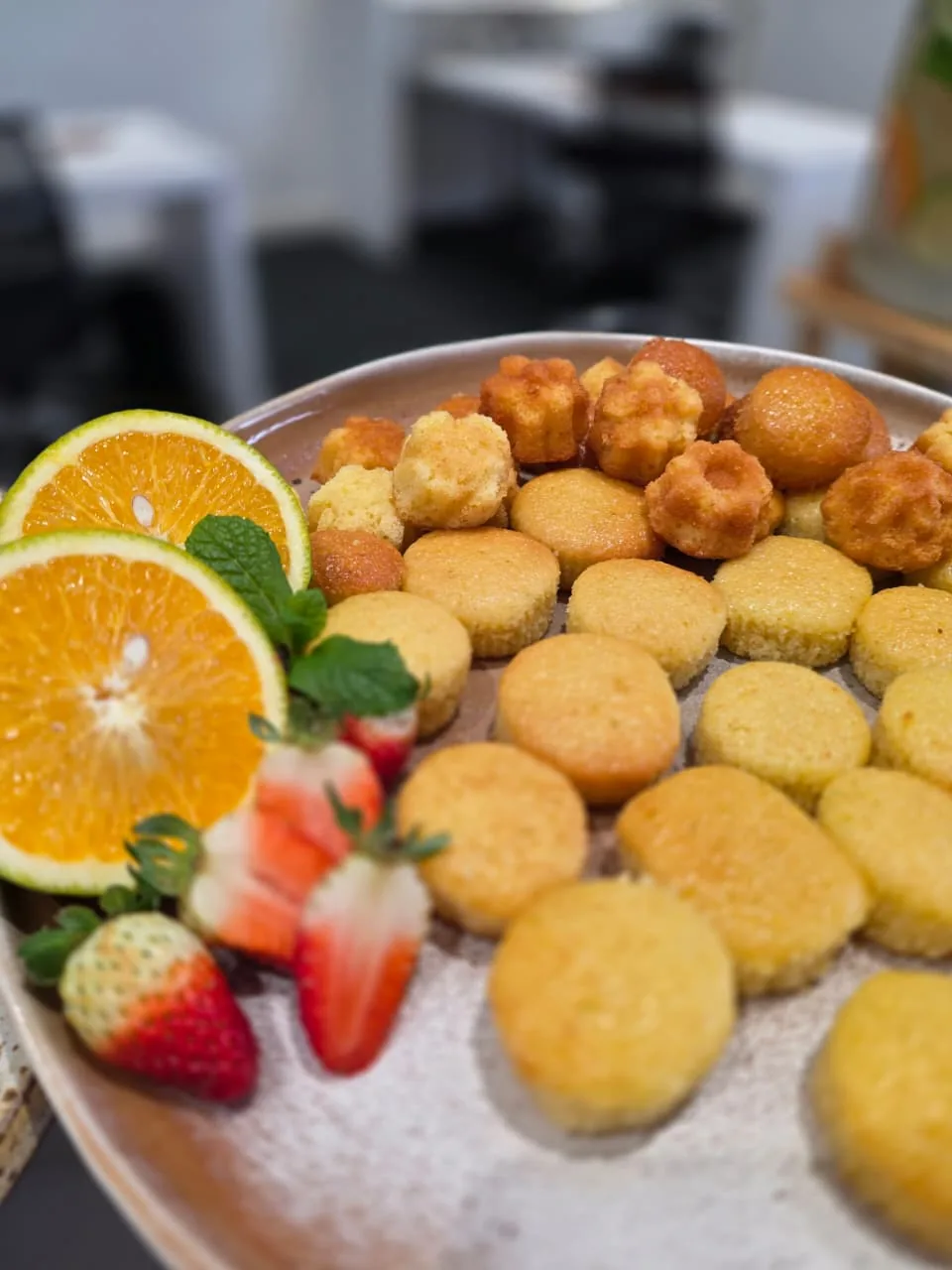 Biscoitos artesanais com laranja, morangos e hortelã