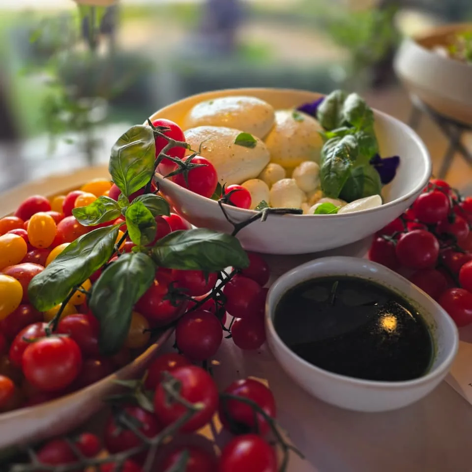 Tomates cereja no ramo, mussarela de búfala e manjericão fresco servidos em bowl
